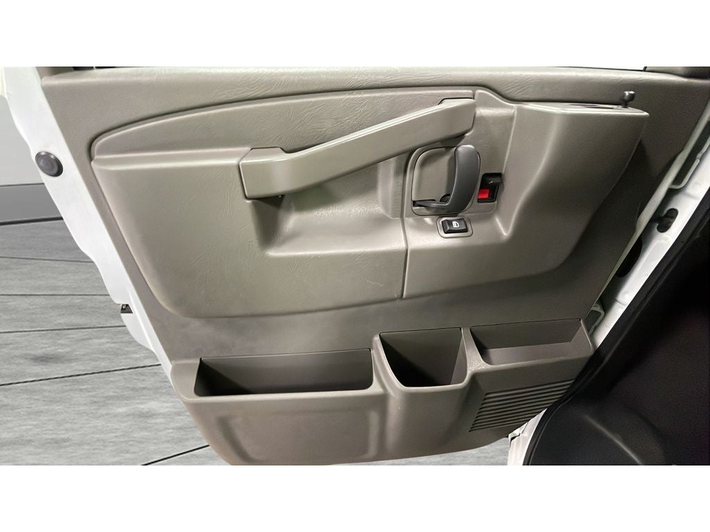 2024 Chevrolet Express Passenger 3500 1LT