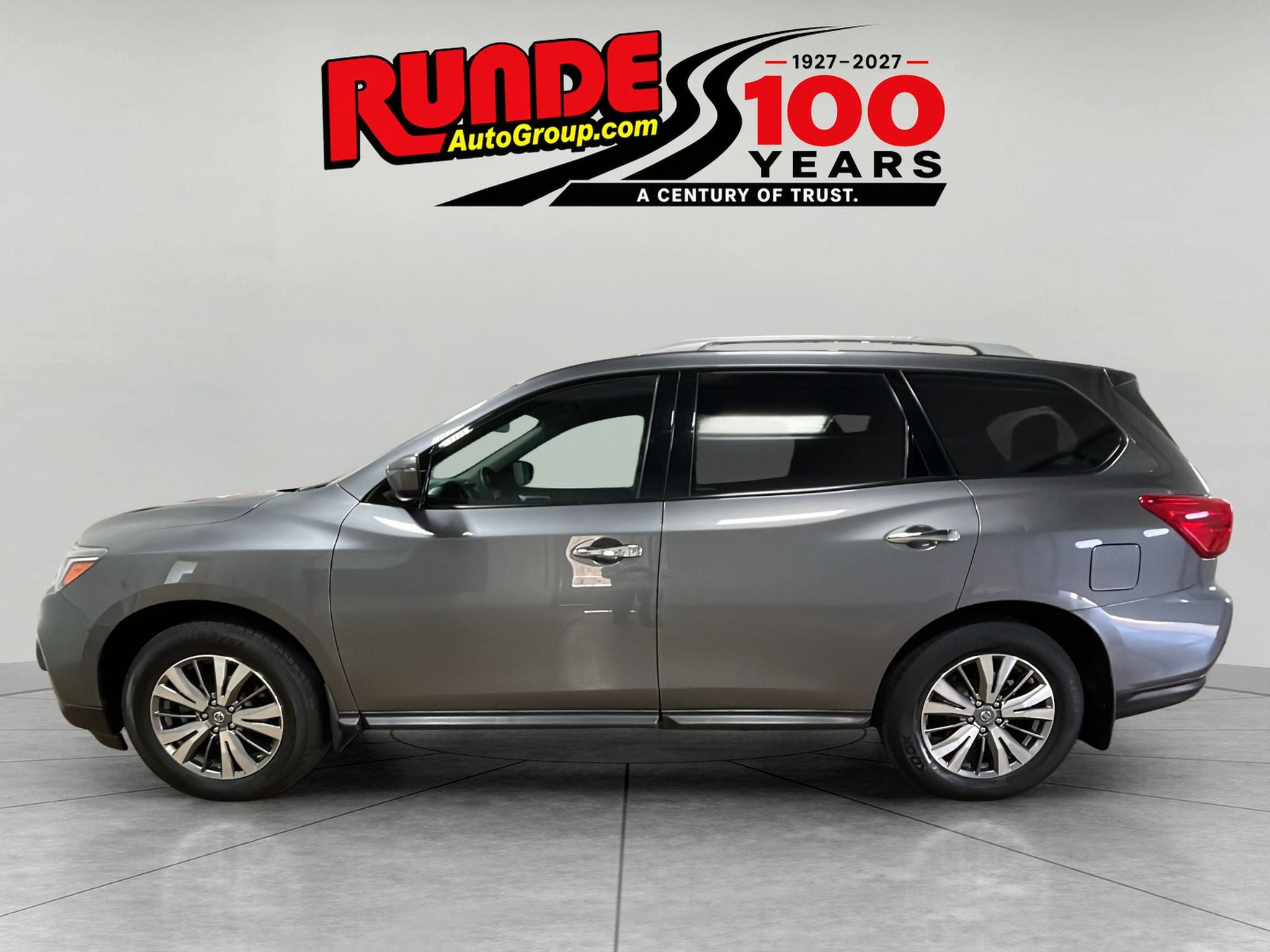 Used 2018 Nissan Pathfinder S with VIN 5N1DR2MN3JC661588 for sale in East Dubuque, IL