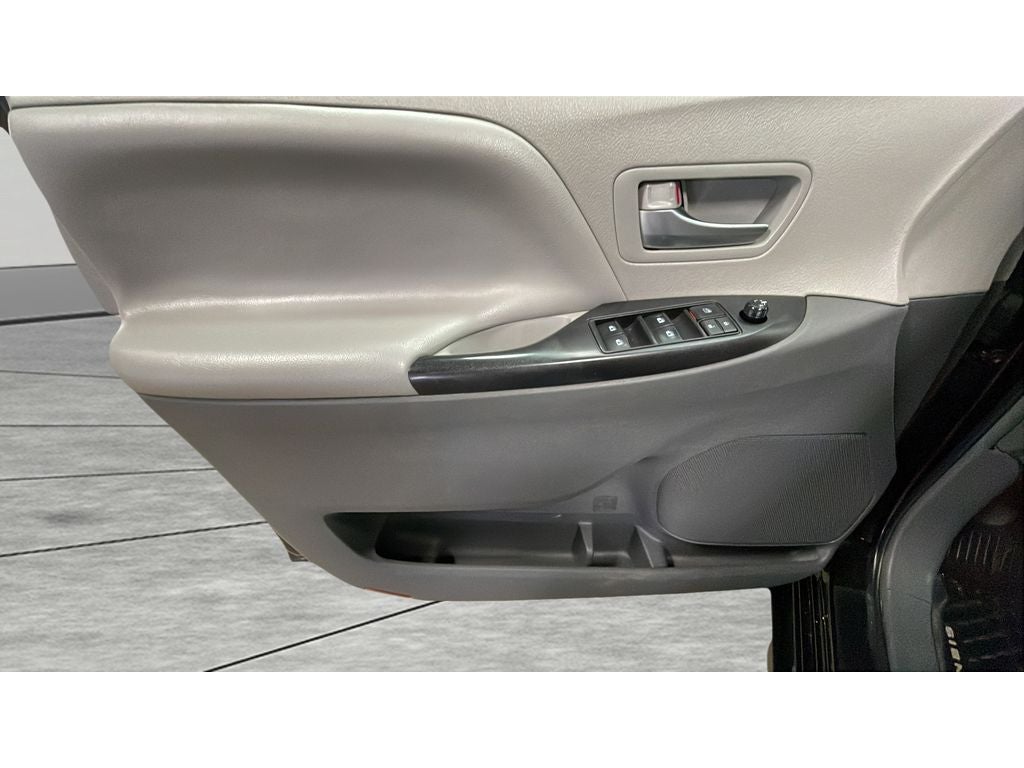 2019 Toyota Sienna LE Auto Access Seat