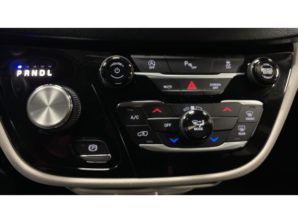 2020 Chrysler Voyager LX